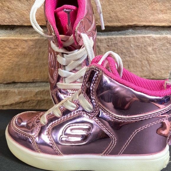 Girls metallic pink Skechers. Lace up in good condition size 9. Zip in back - Picture 10 of 11